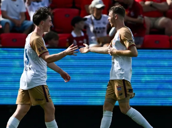 Read more about the article Hattrick Taylor Antar Newcastle Jets Tundukkan Adelaide dalam Laga Dramatis Lima Gol