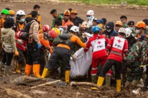 Read more about the article Tragedi Longsor Cisarua, Isak Tangis Keluarga Warnai Pemakaman Prajurit Marinir Praka Hamid