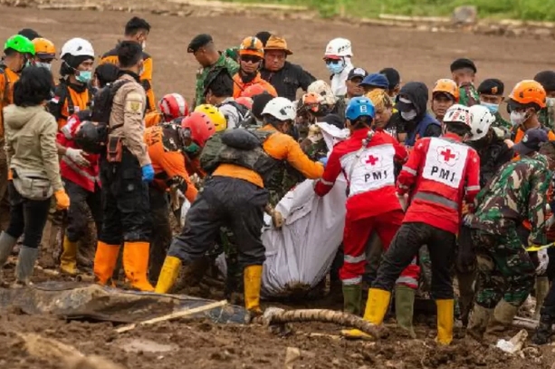 You are currently viewing Tragedi Longsor Cisarua, Isak Tangis Keluarga Warnai Pemakaman Prajurit Marinir Praka Hamid